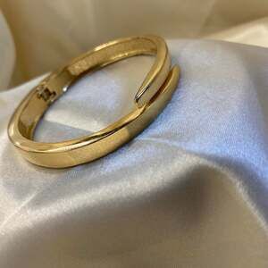 Vintage Gold Tone Hinged Bypass Bangle Bracelet Sculptural 1980s